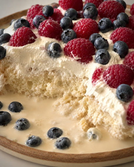 Hausgemachtes Tres Leches mit Erdbeeren und Blaubeeren von JUNTO