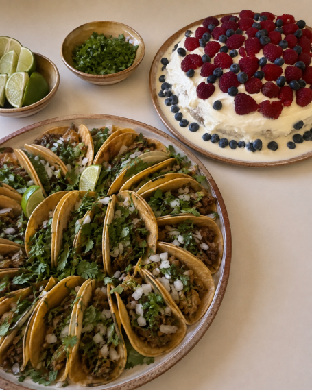 Mexikanische Catering-Auswahl mit Tacos, Salsas und frischen Toppings